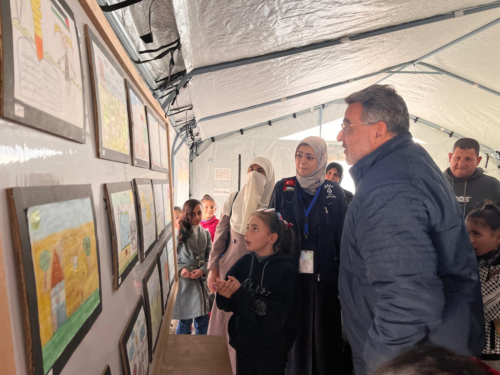 مؤسسة السنابل تقيم معرضًا فنيًا للأطفال ضمن أنشطة الدعم النفسي والاجتماعي في دير البلح