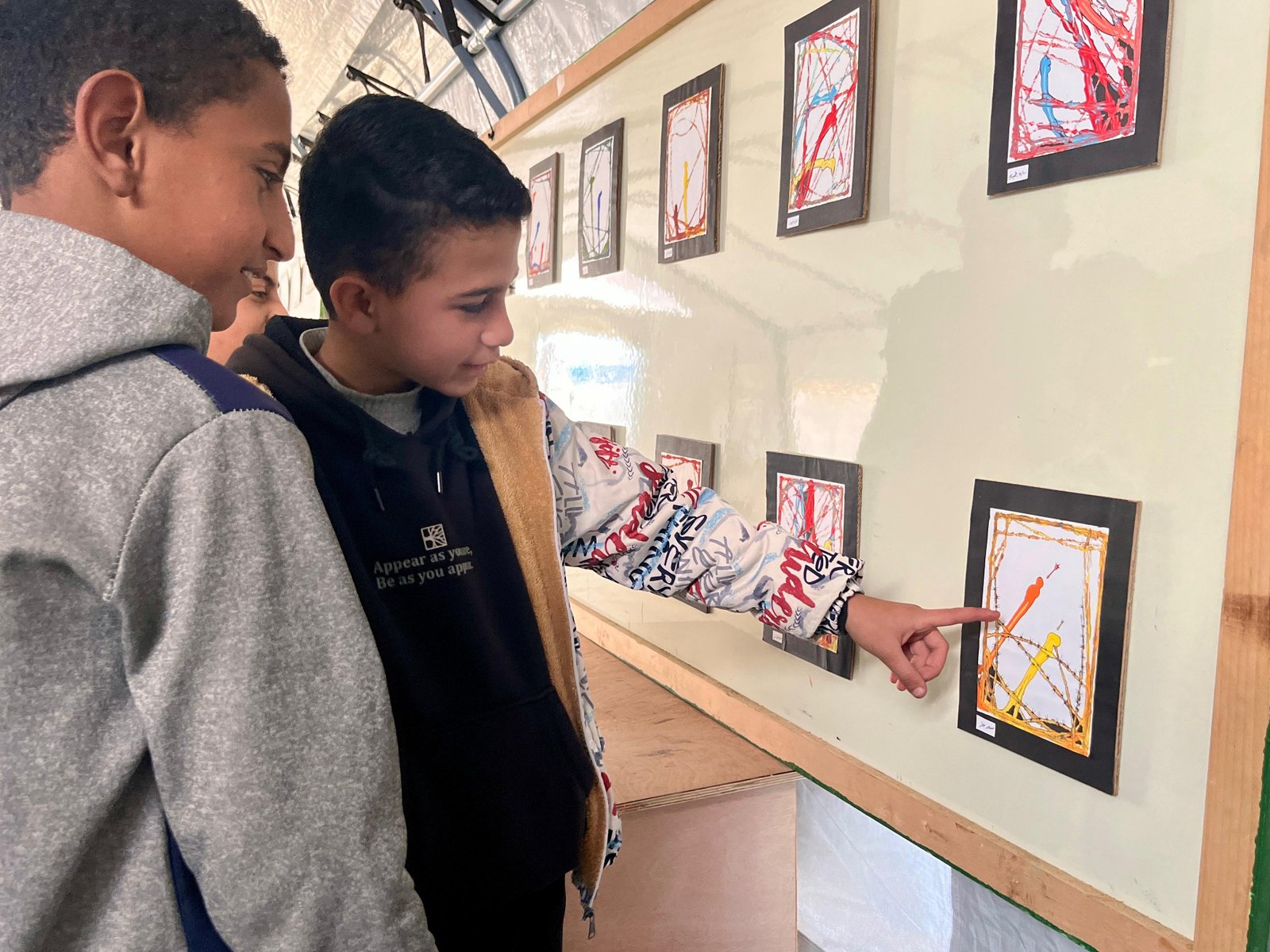 مؤسسة السنابل تقيم معرضًا فنيًا للأطفال ضمن أنشطة الدعم النفسي والاجتماعي في دير البلح