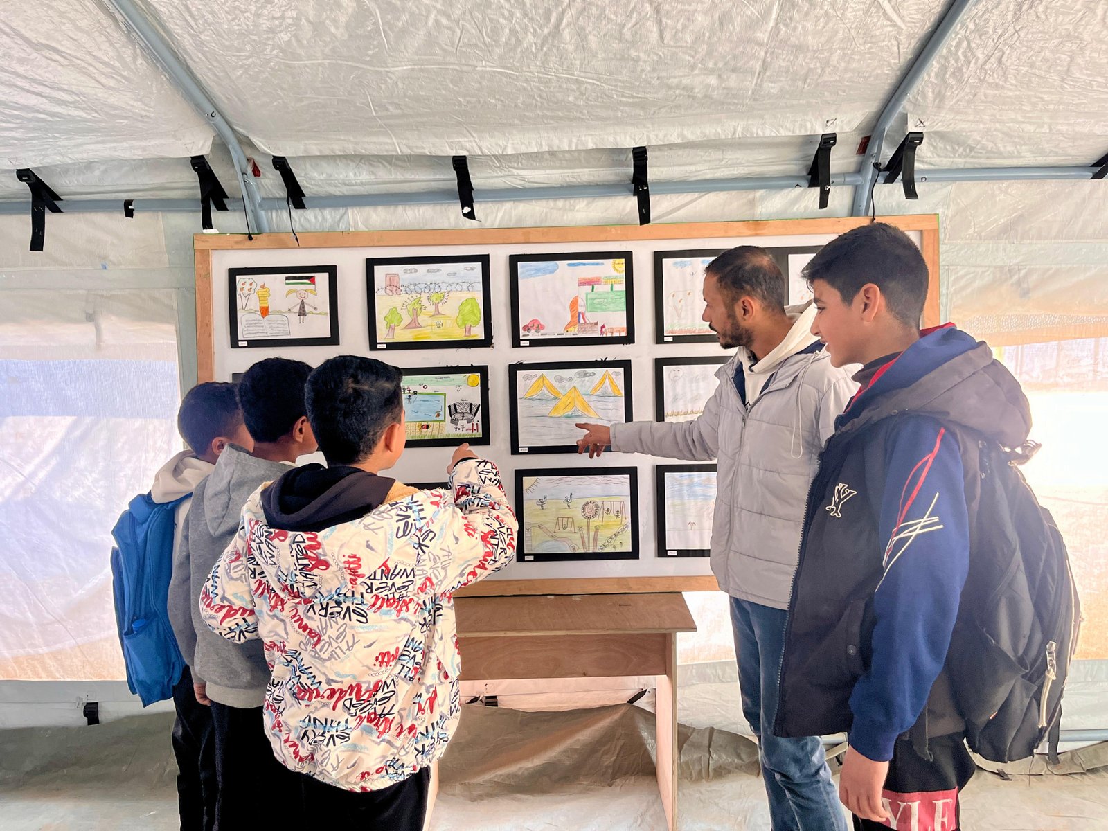 مؤسسة السنابل تقيم معرضًا فنيًا للأطفال ضمن أنشطة الدعم النفسي والاجتماعي في دير البلح