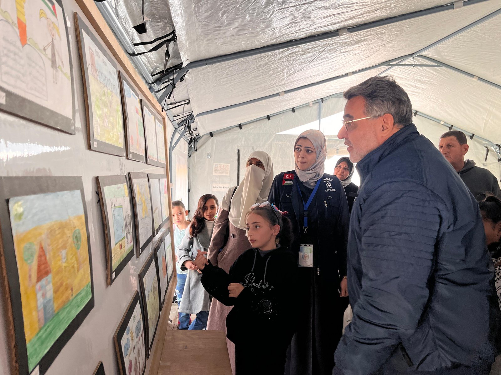 مؤسسة السنابل تقيم معرضًا فنيًا للأطفال ضمن أنشطة الدعم النفسي والاجتماعي في دير البلح