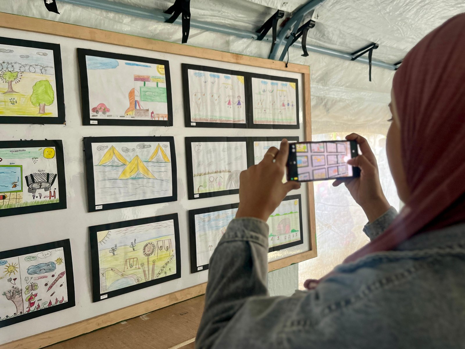 مؤسسة السنابل تقيم معرضًا فنيًا للأطفال ضمن أنشطة الدعم النفسي والاجتماعي في دير البلح