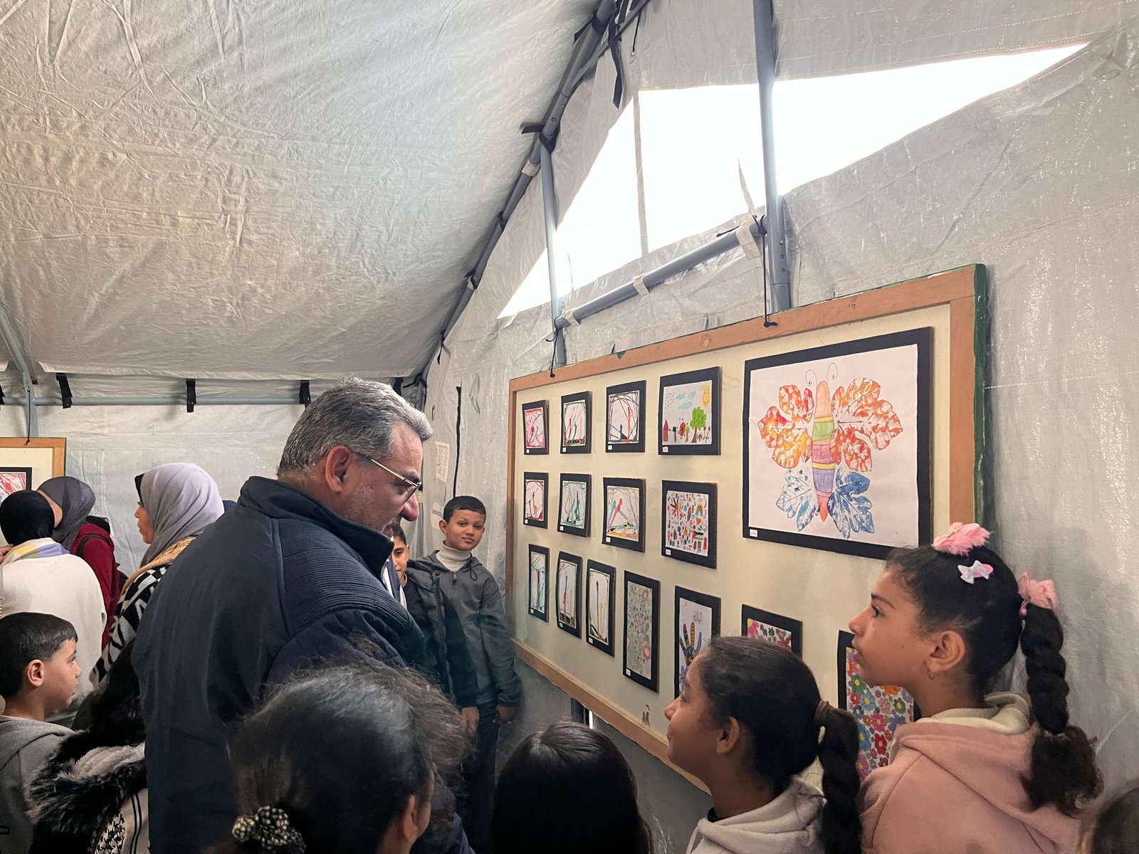 مؤسسة السنابل تقيم معرضًا فنيًا للأطفال ضمن أنشطة الدعم النفسي والاجتماعي في دير البلح