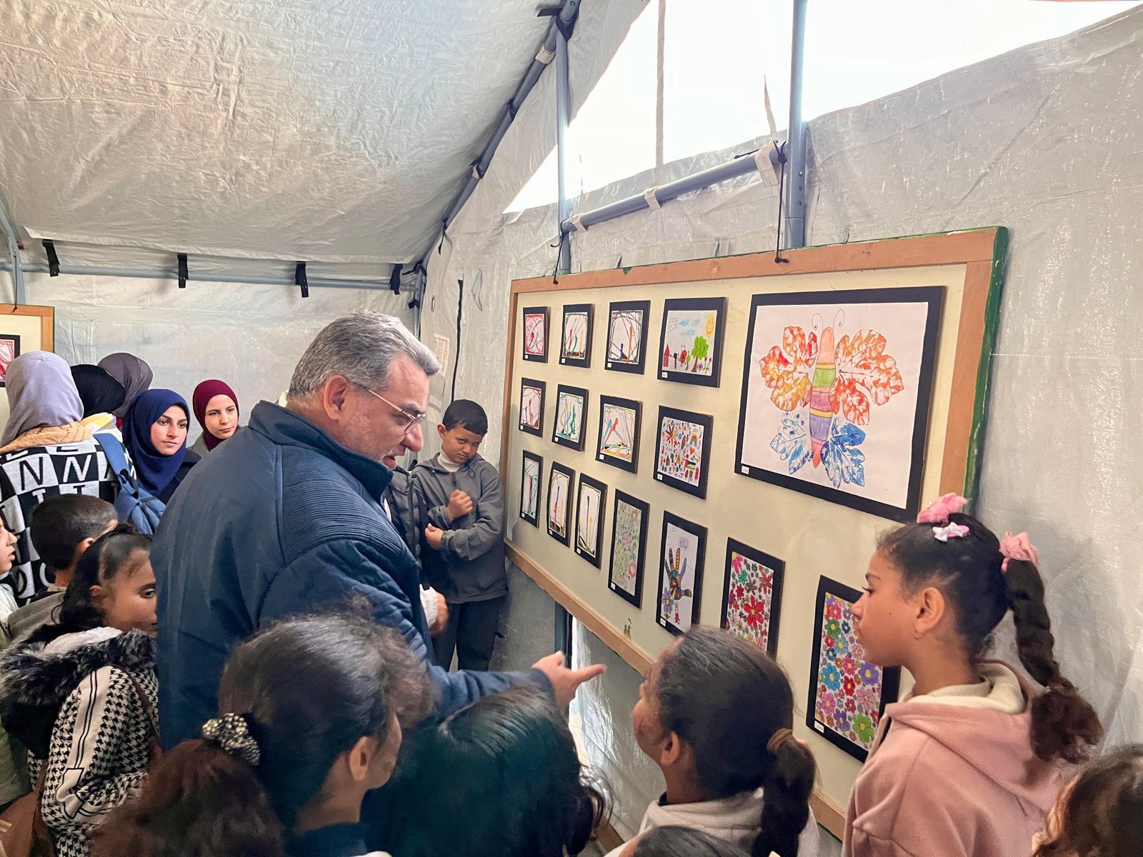 مؤسسة السنابل تقيم معرضًا فنيًا للأطفال ضمن أنشطة الدعم النفسي والاجتماعي في دير البلح