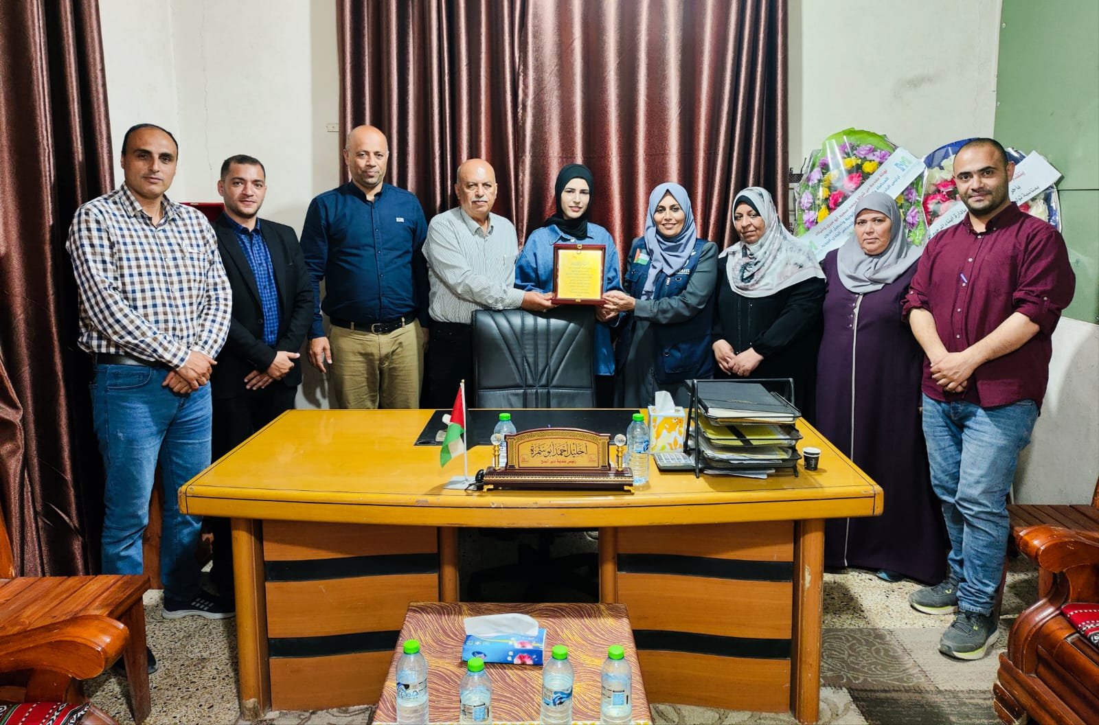 وفد من مؤسسة السنابل يهنئ بلدية دير البلح برئاسة المجلس البلدي الجديد.