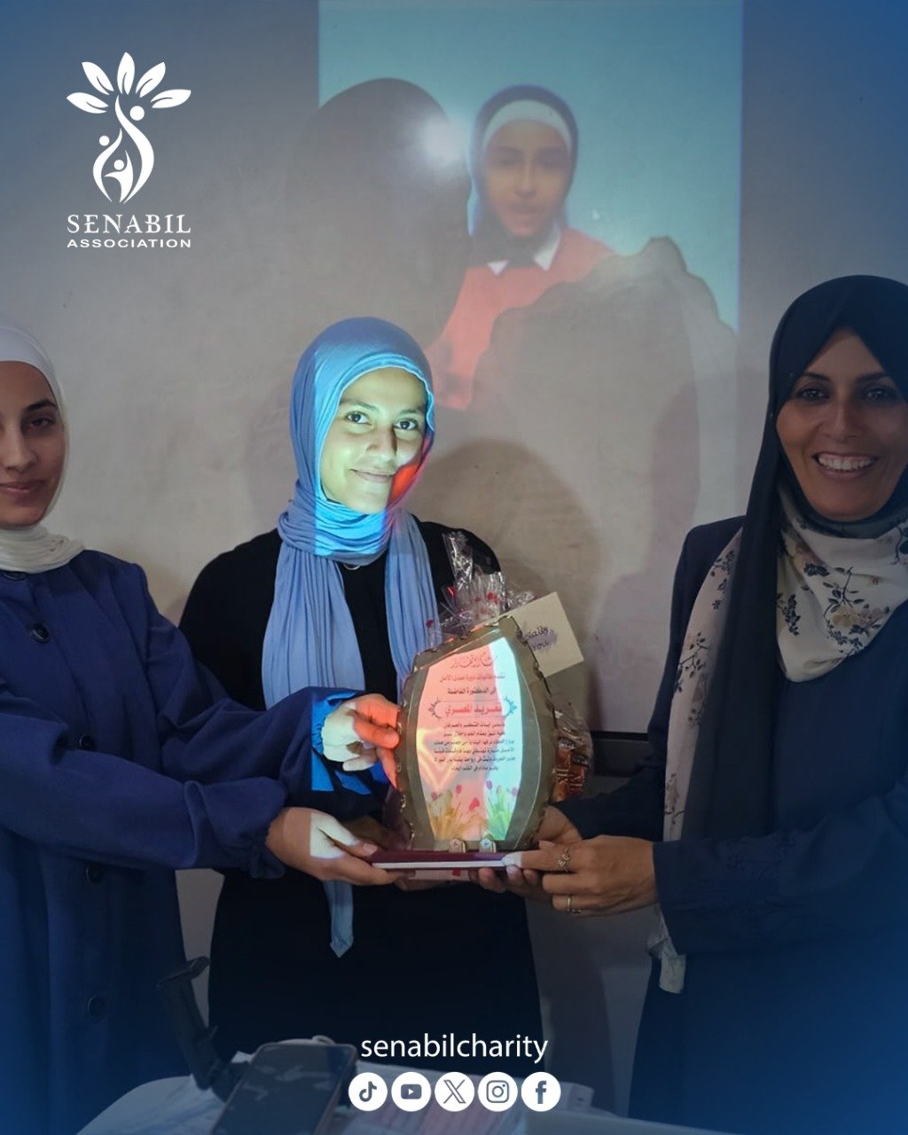 جانب من تكريم وتوزيع شهادات دورة المحادثة والكتابة باللغة الإنجليزية بالشراكة مع جامعة مانشستر