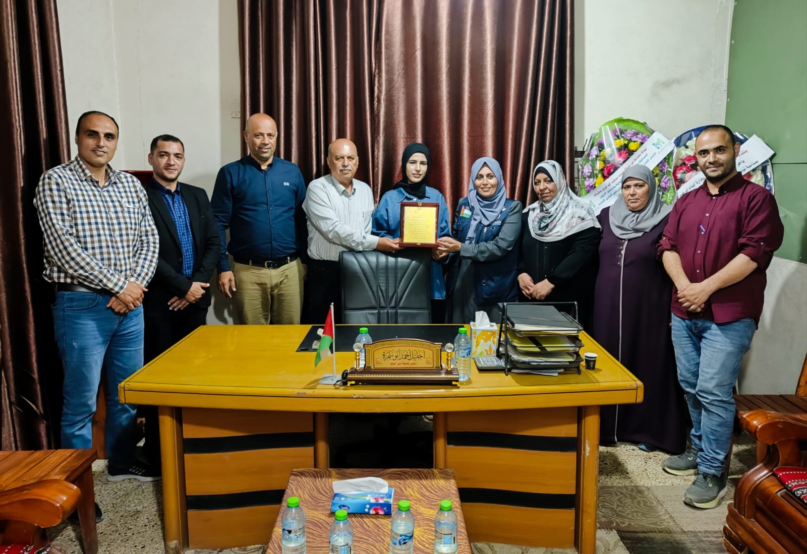 وفد من مؤسسة السنابل يهنئ بلدية دير البلح برئاسة المجلس البلدي الجديد.