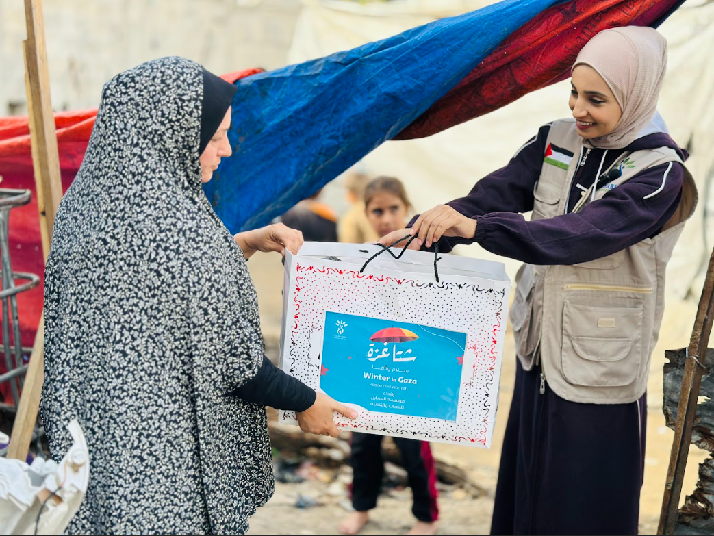 توزيع كسوة للنساء في مخيمات النزوح ضمن حملة "شتاء غزة.. سلام ودفا"