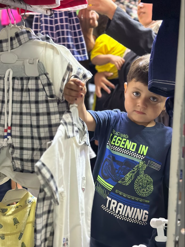 توزيع كسوة للأطفال في عيد الأضحى المبارك رغم الحرب والظروف الصعبة