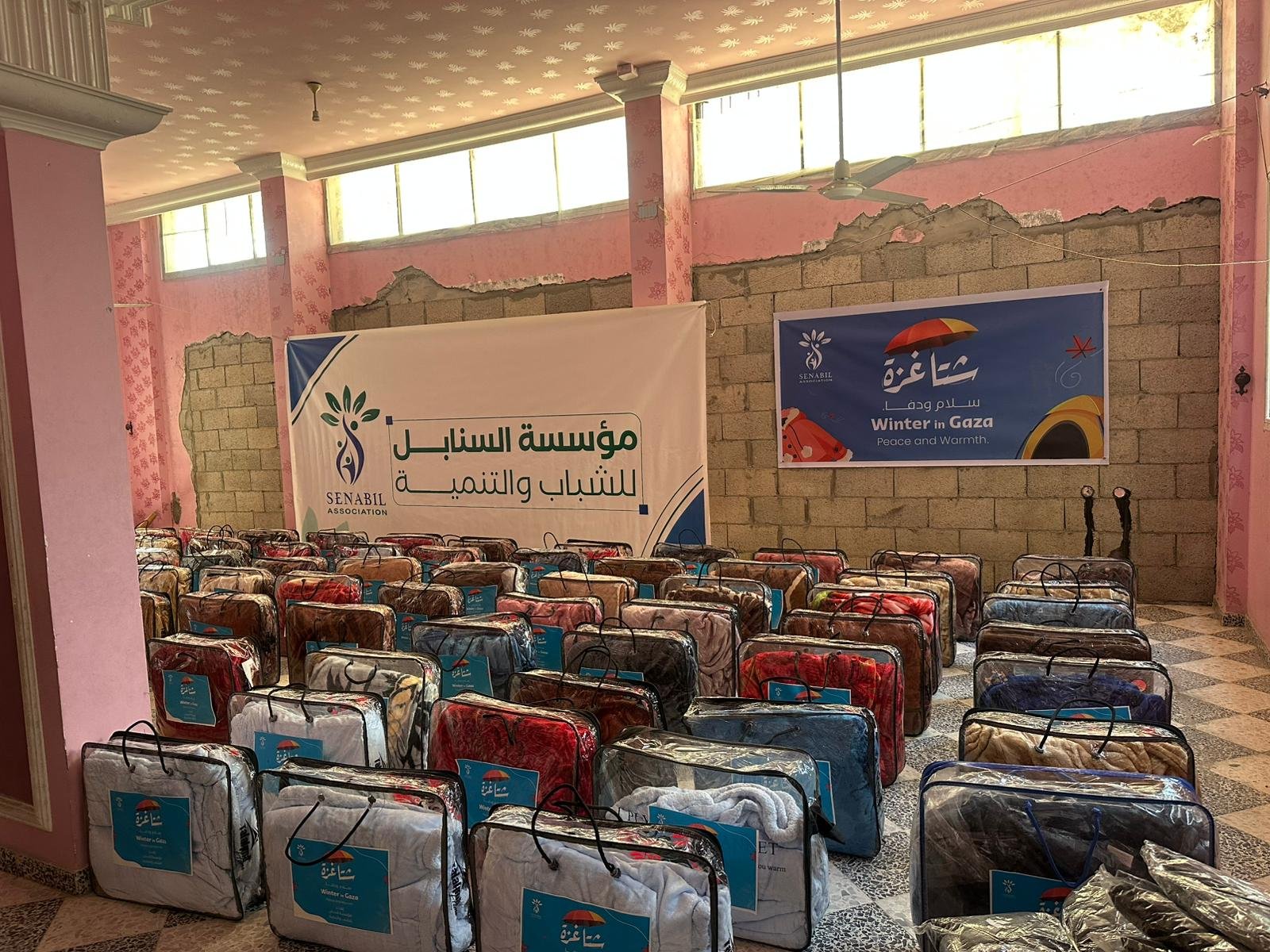 توزيع 200 بطانية شتوي على الأسر النازحة ضمن حملة شتا غزة.. سلام ودفا