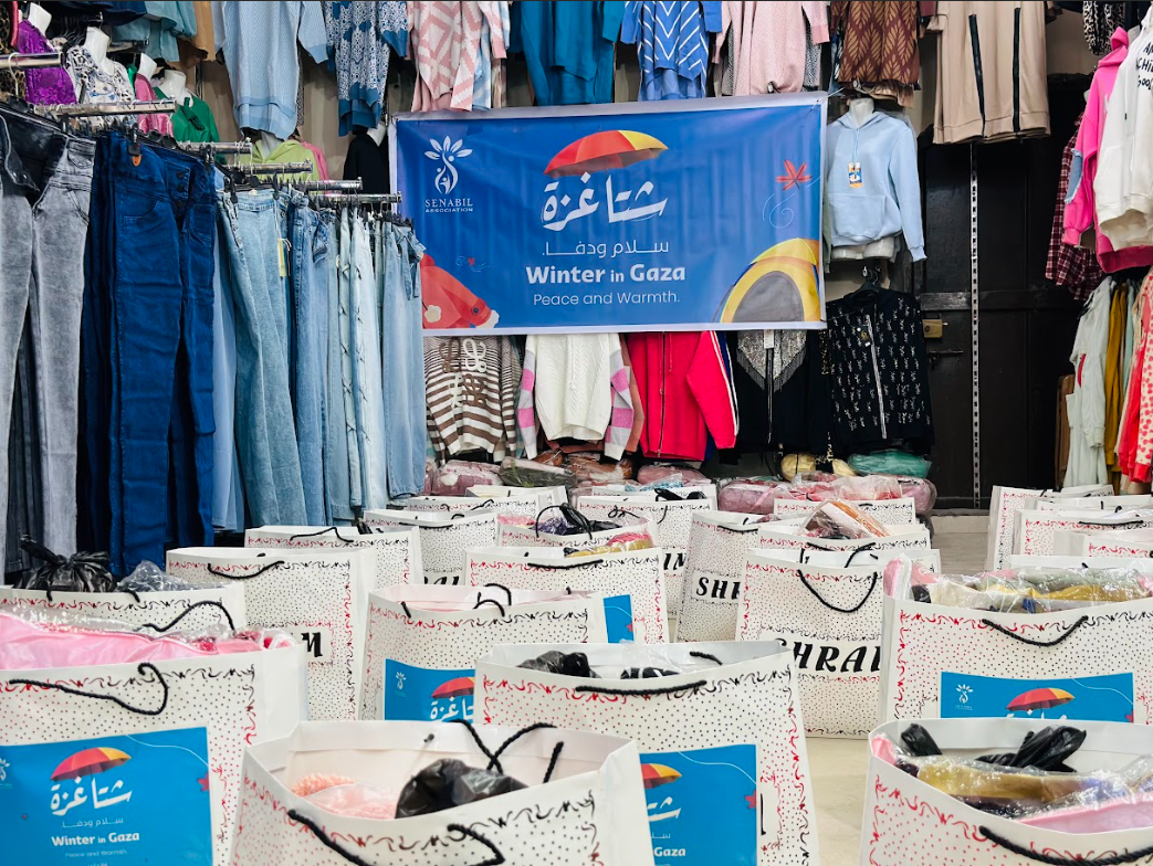 توزيع كسوة للنساء في مخيمات النزوح ضمن حملة "شتاء غزة.. سلام ودفا"