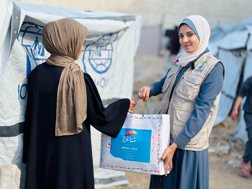 Distribution of Winter Clothing for Women in Displacement Camps under the “Gaza Winter… Peace & Warmth” Campaign